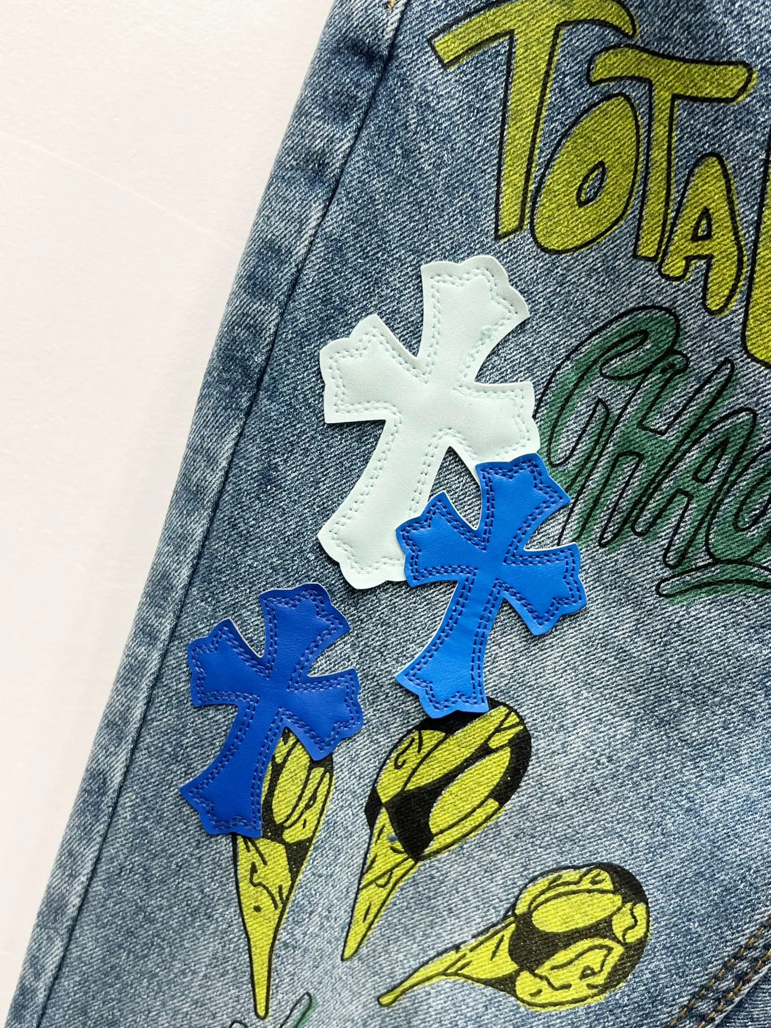 P260 Style No.: (c012) Crow Heart & 𝐂𝐡𝐫𝐨𝐦𝐞 𝐇𝐞𝐚𝐫𝐭 ss25 new graffiti letters blue and white cross patchwork leather couple style loose washed micro-boot jeans. Styles with different washed textures are very friendly to people with thin legs. The micro-flare version perfectly modifies the leg shape. The timeless and moderate length makes it easy to match and match. It is the basis for various styles and is a must-have in your wardrobe! The fabric is stiff but also makes the upper body soft without losing texture. The washing process is even more perfect. It is a must-have item for everyone! ! ! Washed wheat, hang tag, pants label, three labels complete Color: blue Size: 28-30-32-34-36
